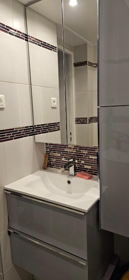Studio 22M2 A Ivry/Seine-A 200 Metres De Paris. Proche Metro 7 Luaran gambar